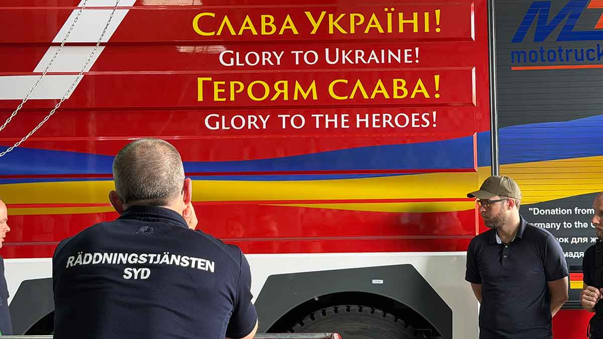 Ukrainsk brandman tittar på brandbil