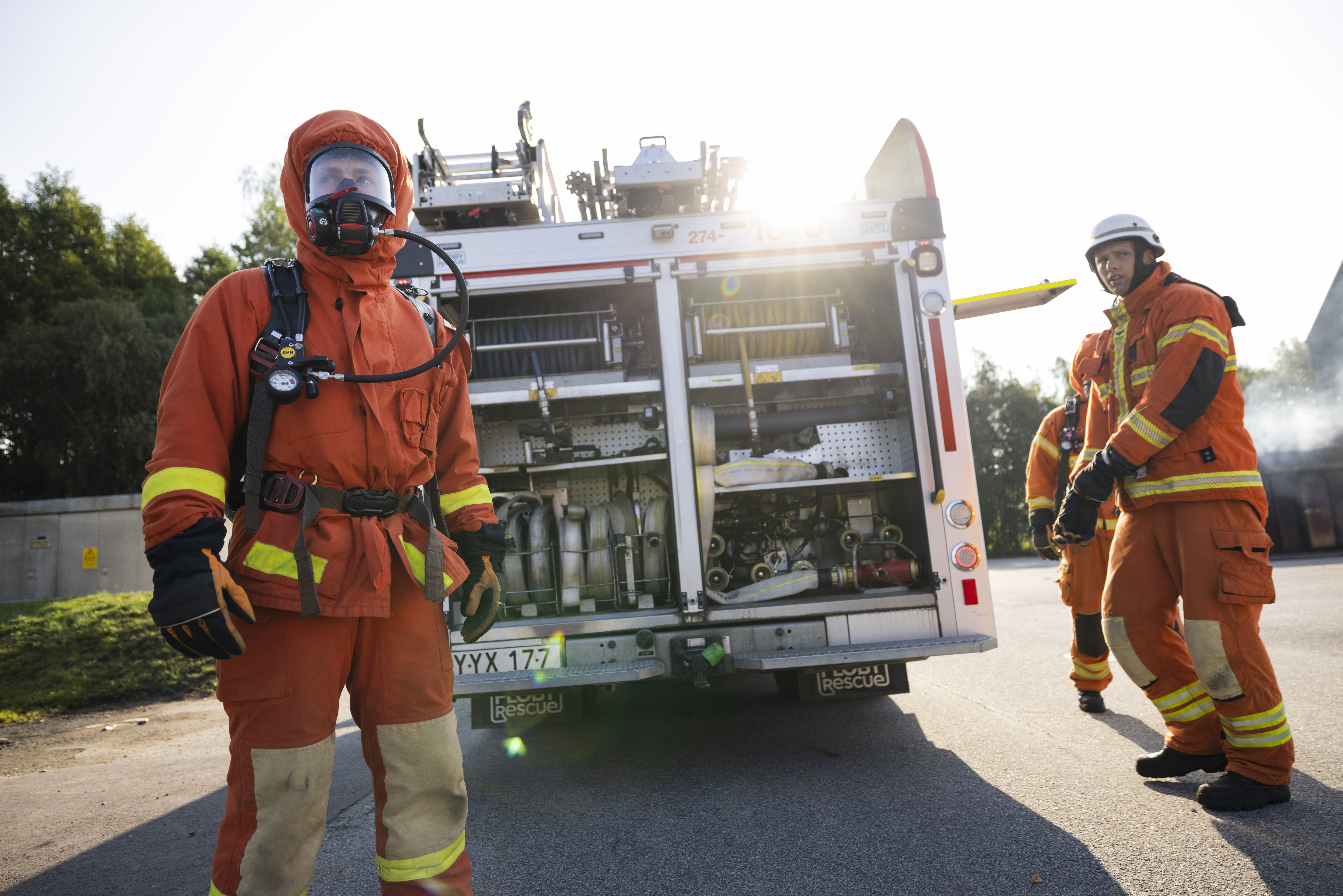 En övning i grundutbildningen som visar två personer och en brandbil.