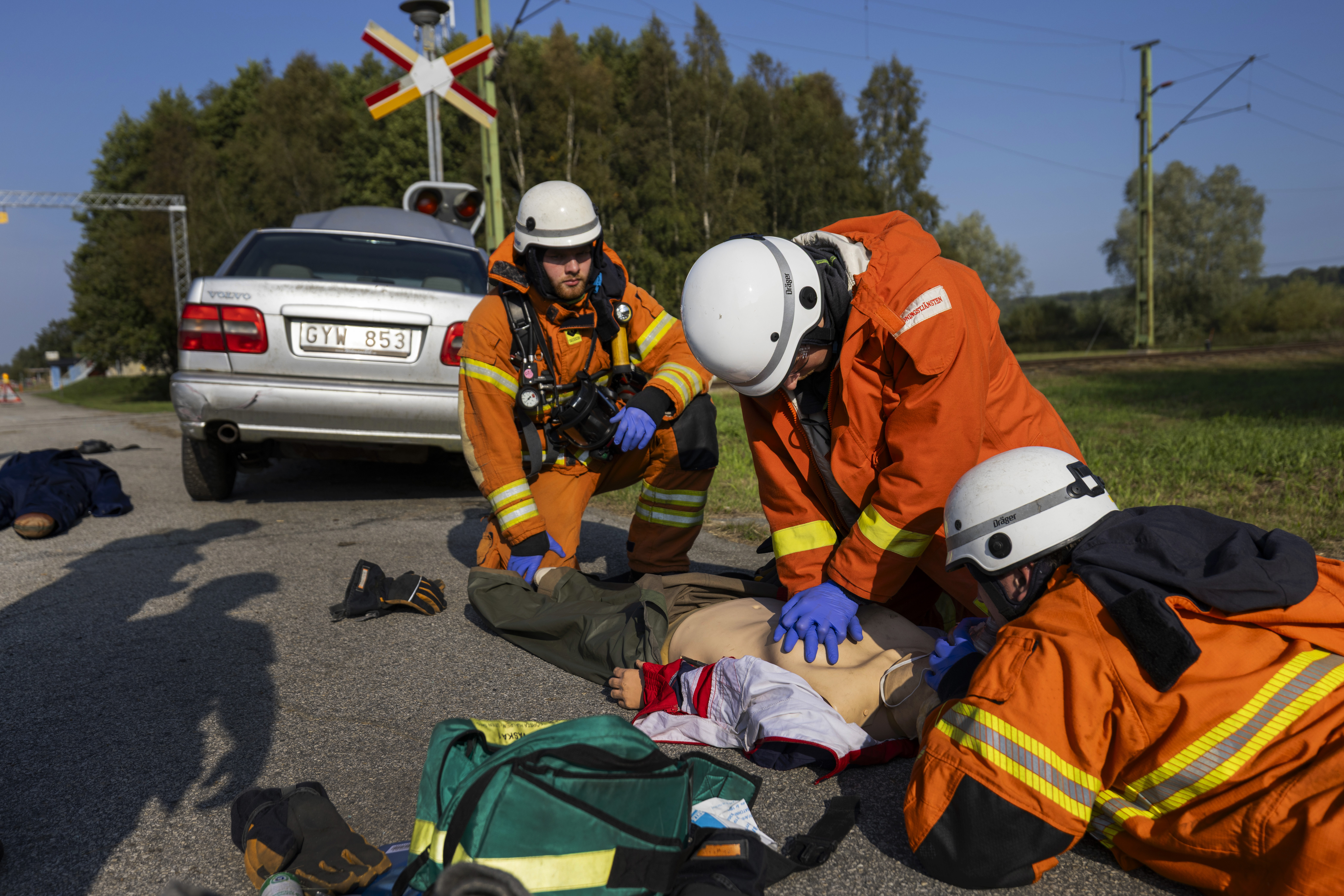 I grundutbildningen får du lära dig att utföra första hjälpen och att omhänderta skadade.