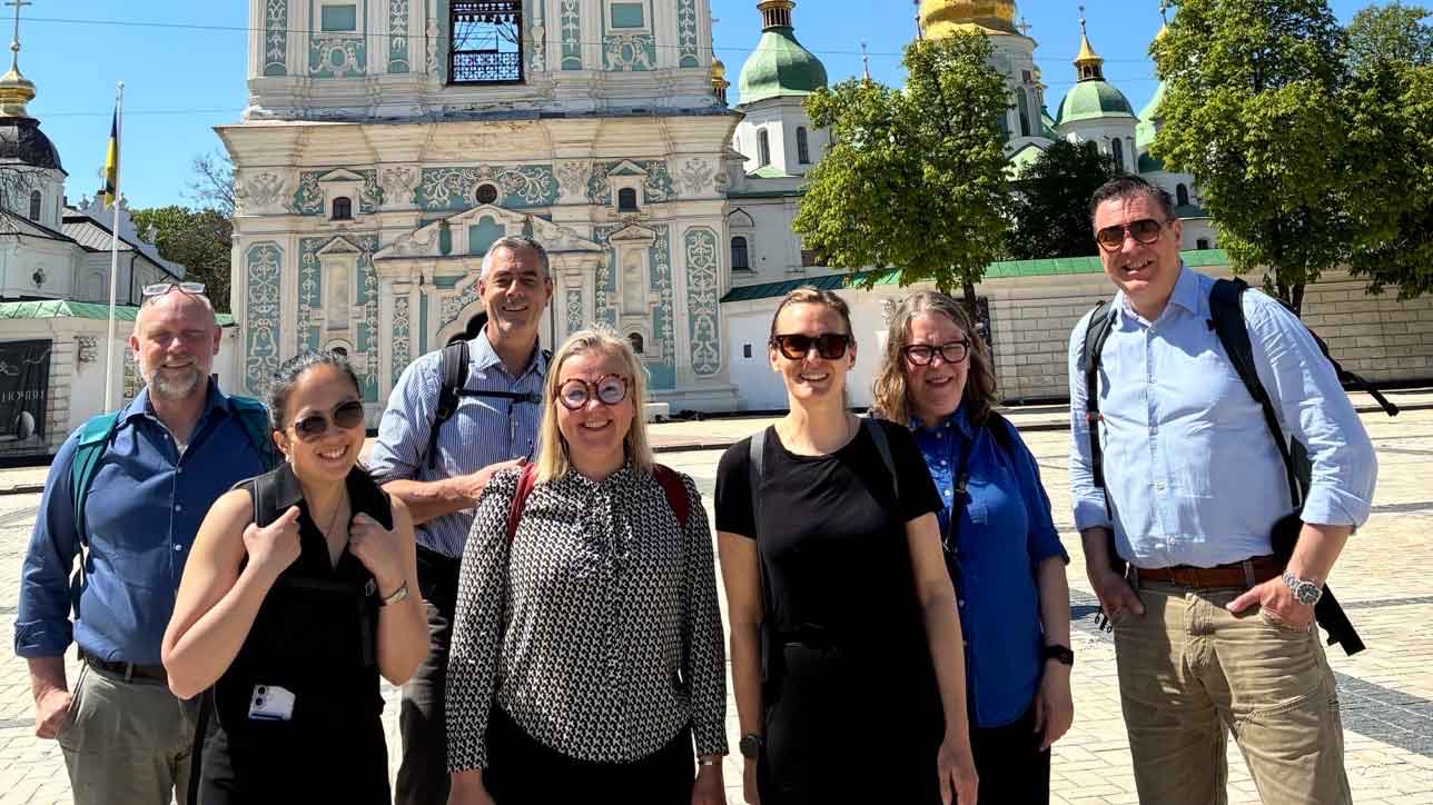 Gruppbild på delegationen som besökte Kiev.