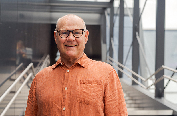 Man tittar in i kameran. Han befinner sig på en arbetsplats.