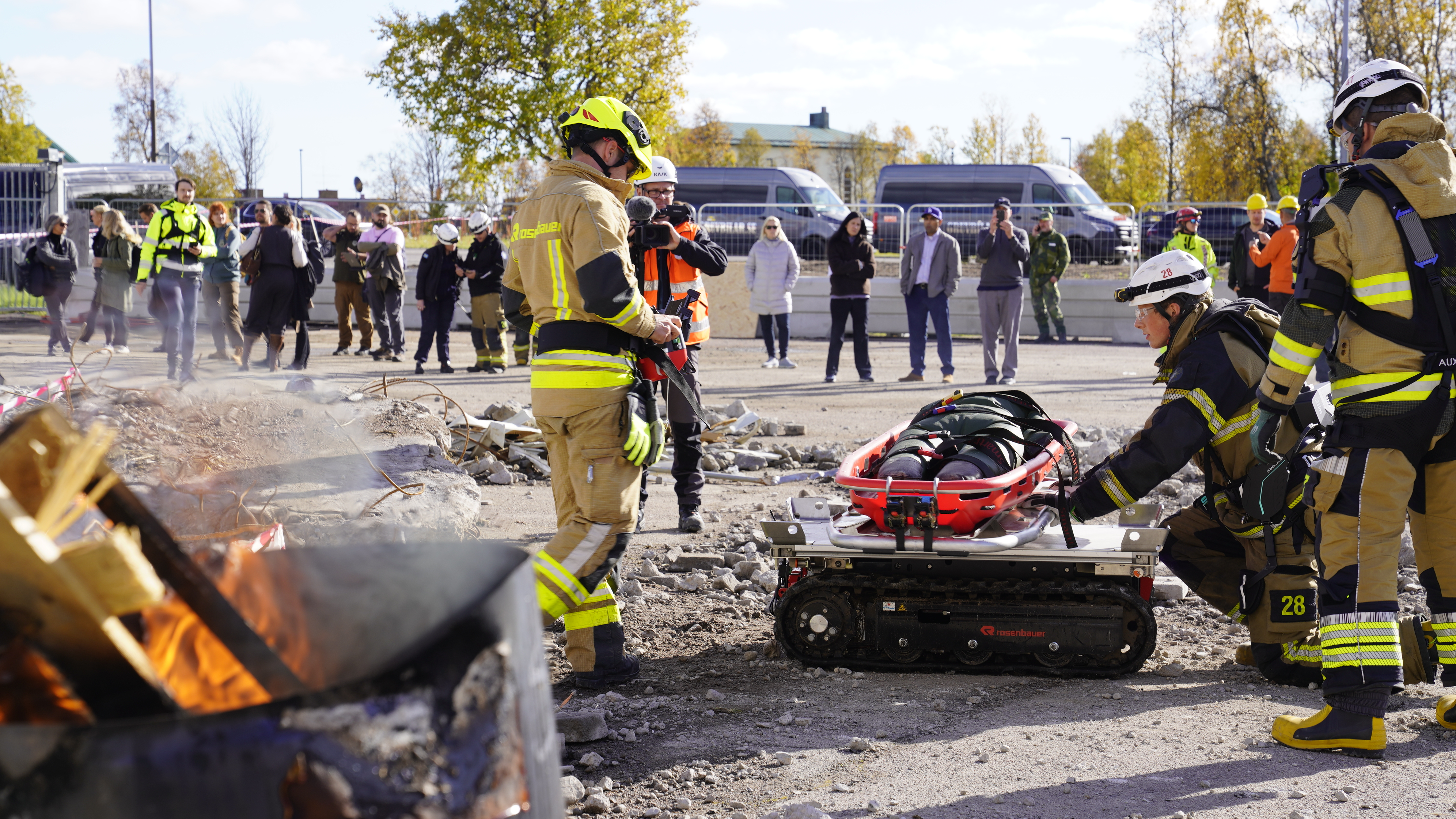En markgående robot evakuerar en skadad under övningen