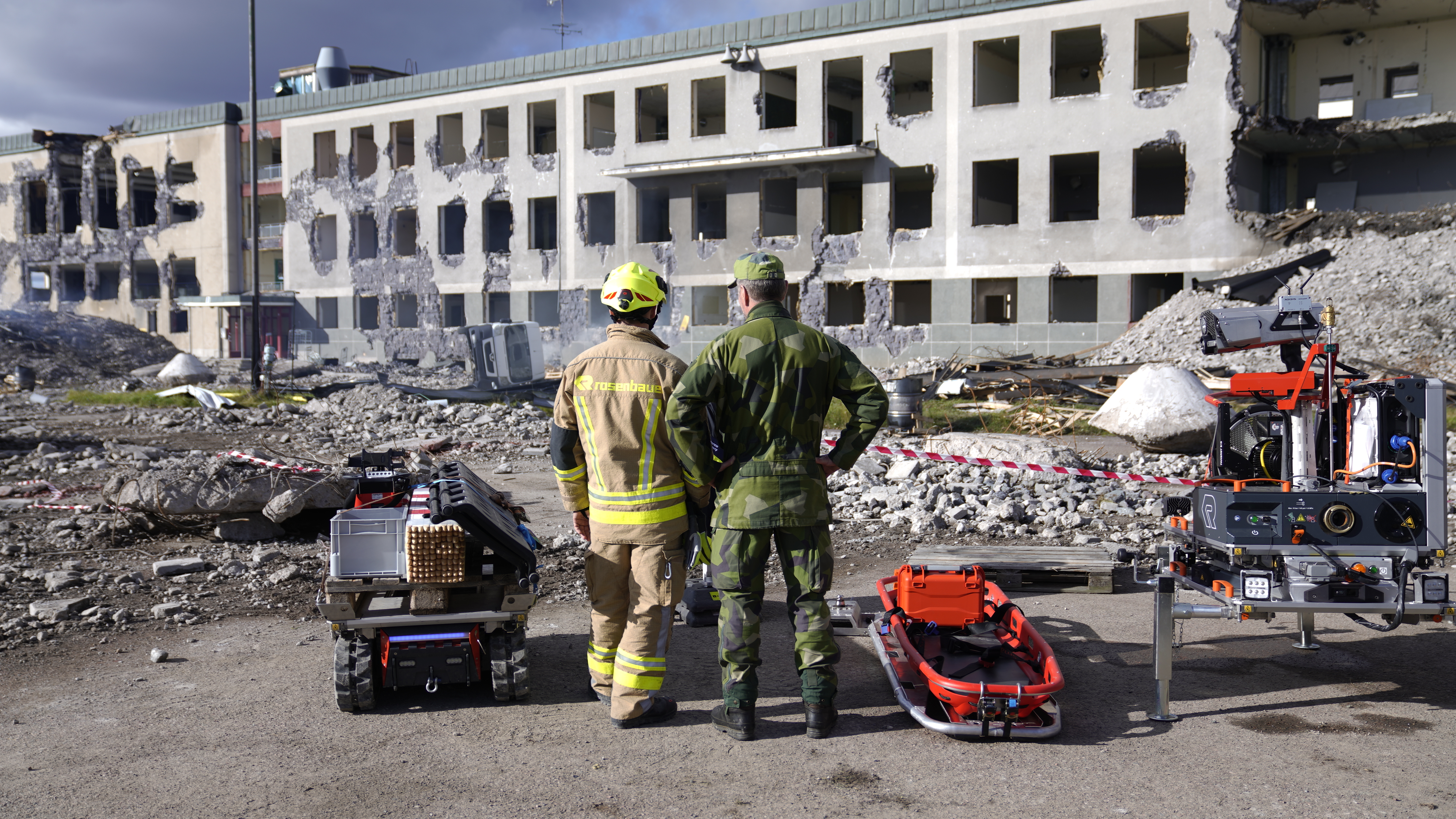 Militär och brandman observerar övningen
