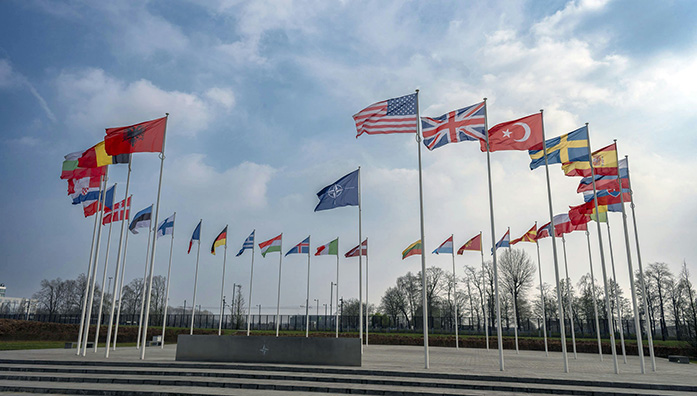 Alla natomedlemmars flaggor i en cirkel runt Natos flagga.