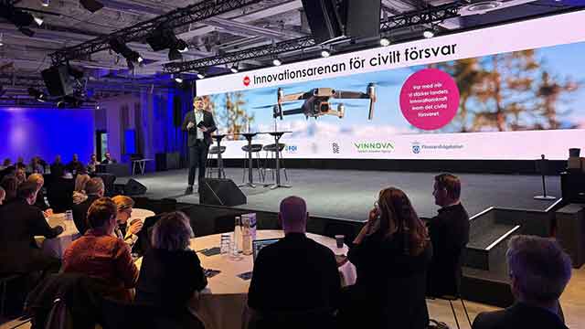 Publik lyssnar på en person på scen under konferensen Innovationsarenan