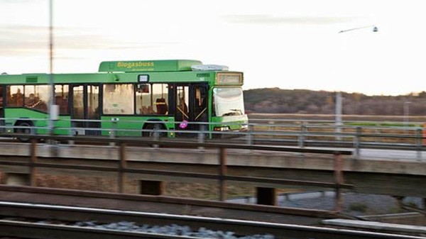 En stadsbuss åker på en bro.