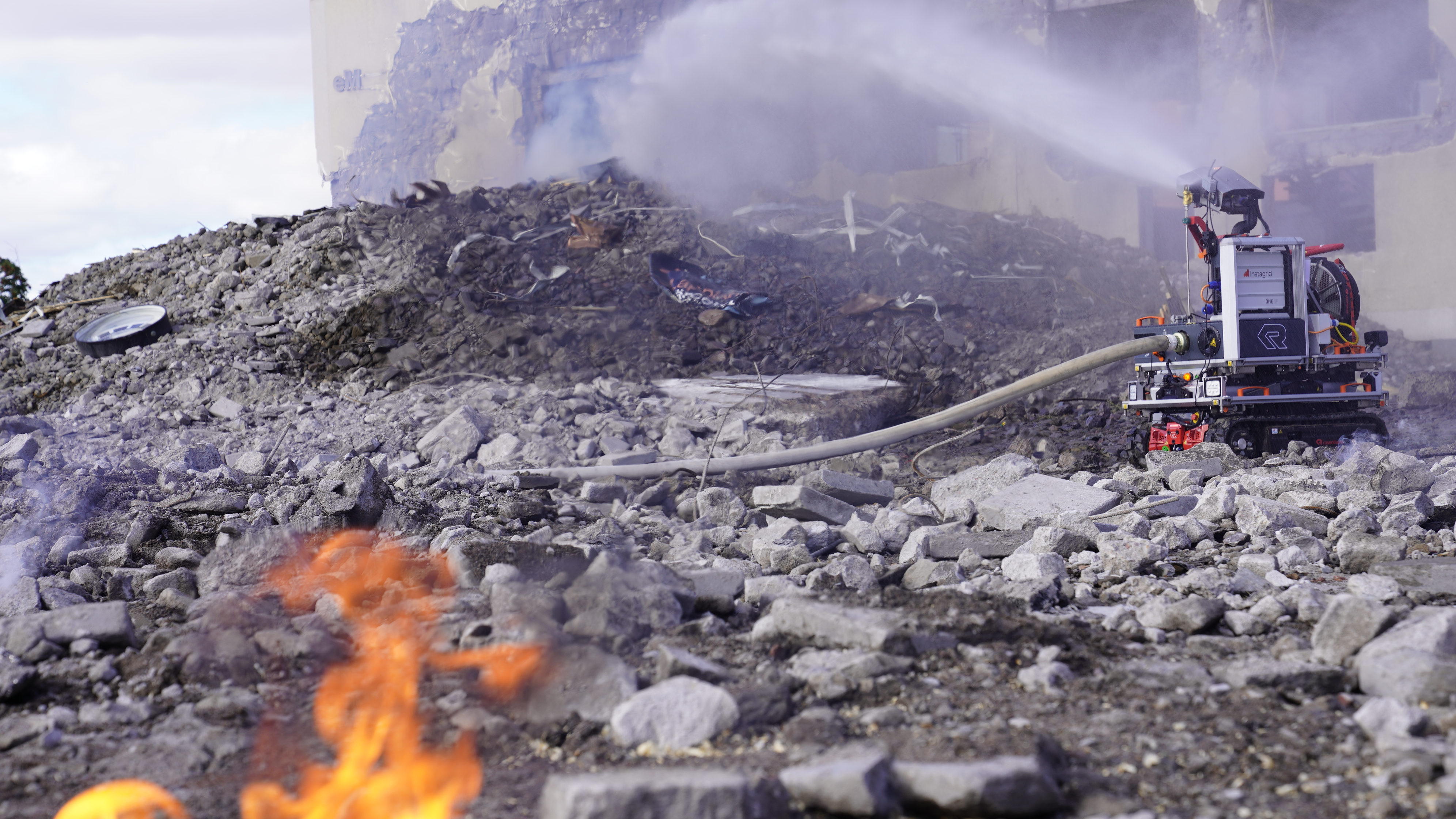 Brandrobot släcker brand under övningen