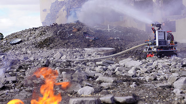 Bandrobot släcker brand under övningen.