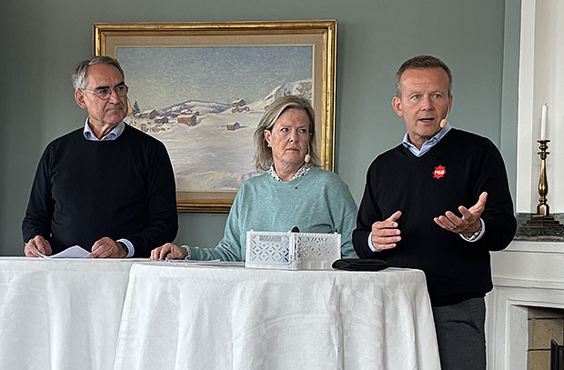 Roberto Maiorana, Carin Jämtin och Mikael Frisell står vid ett bord med vit duk. Mikael Frisell talar och gestikulerar med armen.