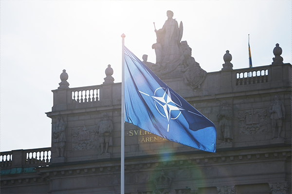 Natos flagga som vajar i vinden