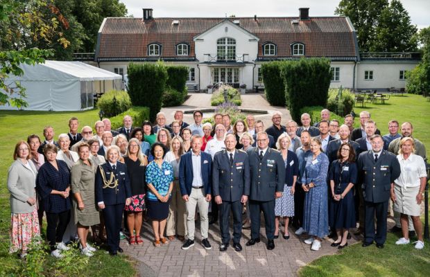 Gruppbild från Solbacka framför herrgård.