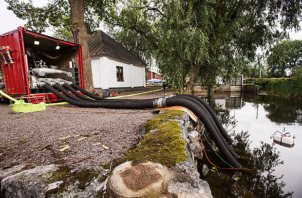 En högkapacitetspump som hämtar vatten från en kanal.