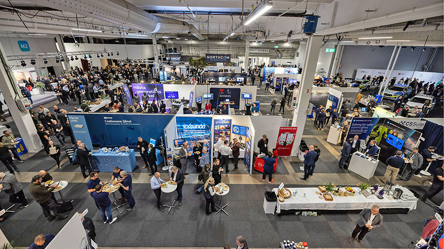 Dagen för samhällsviktiga kommunikationstjänster mässhall med utställare och besökare.