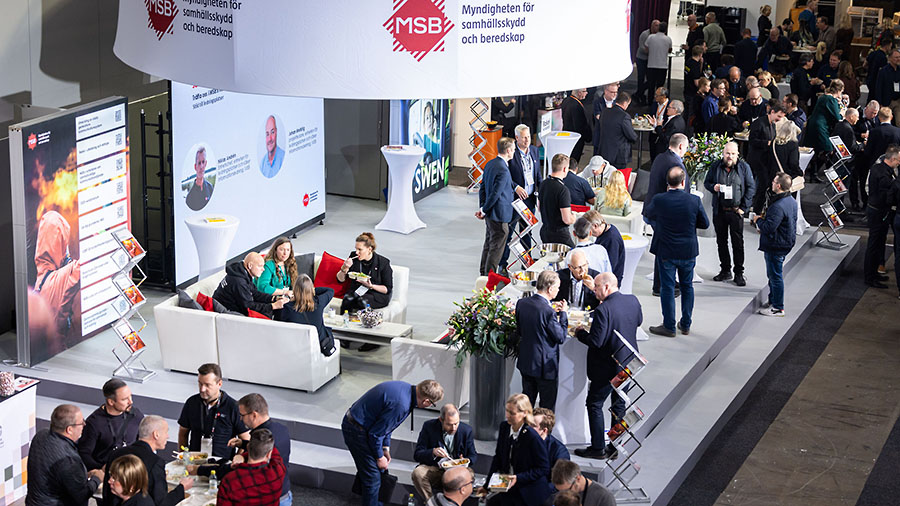 Mässbesökare minglar i MSB:s monter.