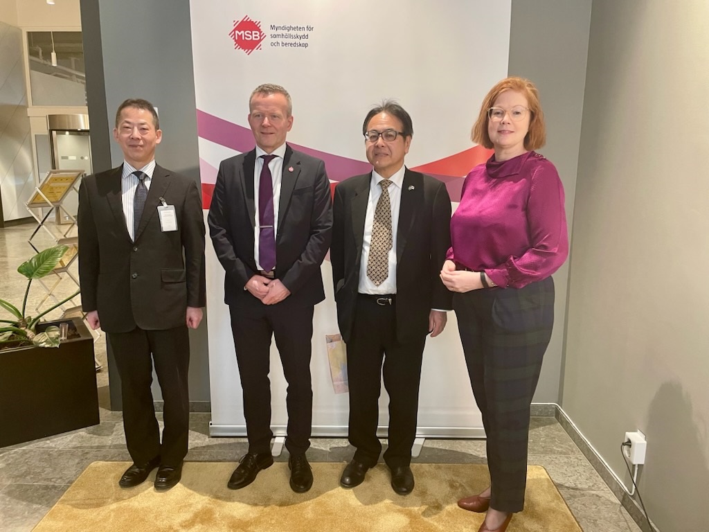 Personer står tillsammans