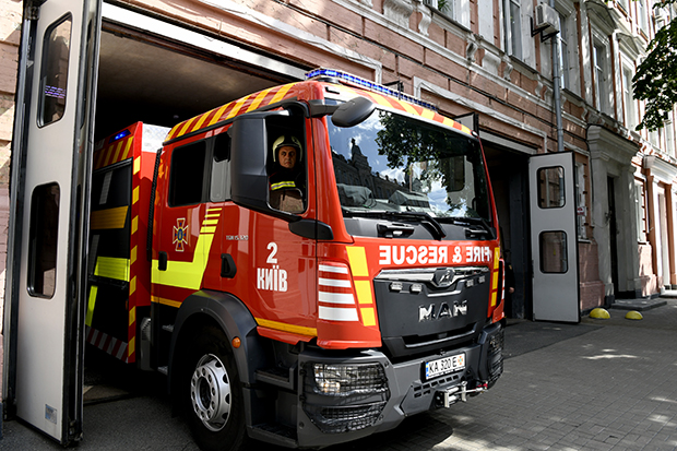 Räddningstjänstfordon kör ut från brandstation i Kiev.