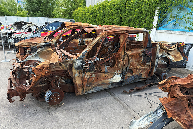 Utbränt räddningstjänstfordon i Kiev.