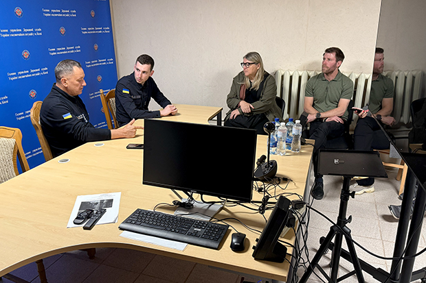 MSB:s personal träffar räddningstjänstpersonal i ett skyddsrum i Kiev.