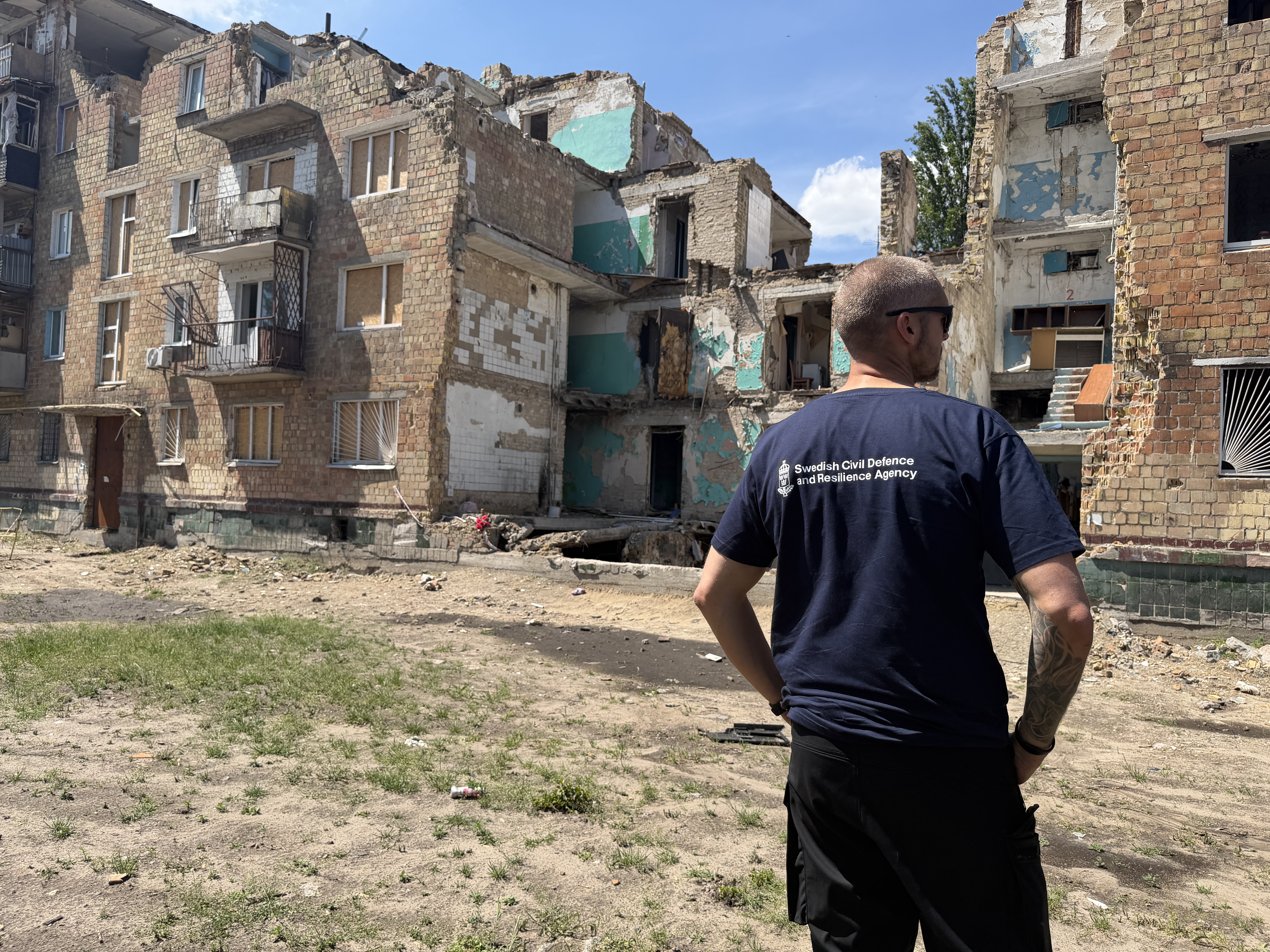 Person som står och kollar på en nedslagsplats i Ukraina 