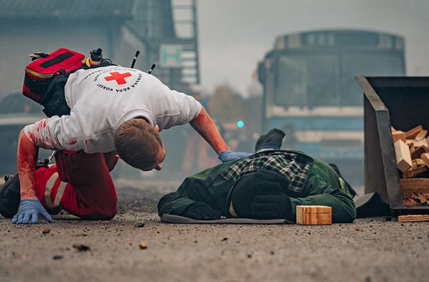 En sjukvårdare hjälper en skadad person.