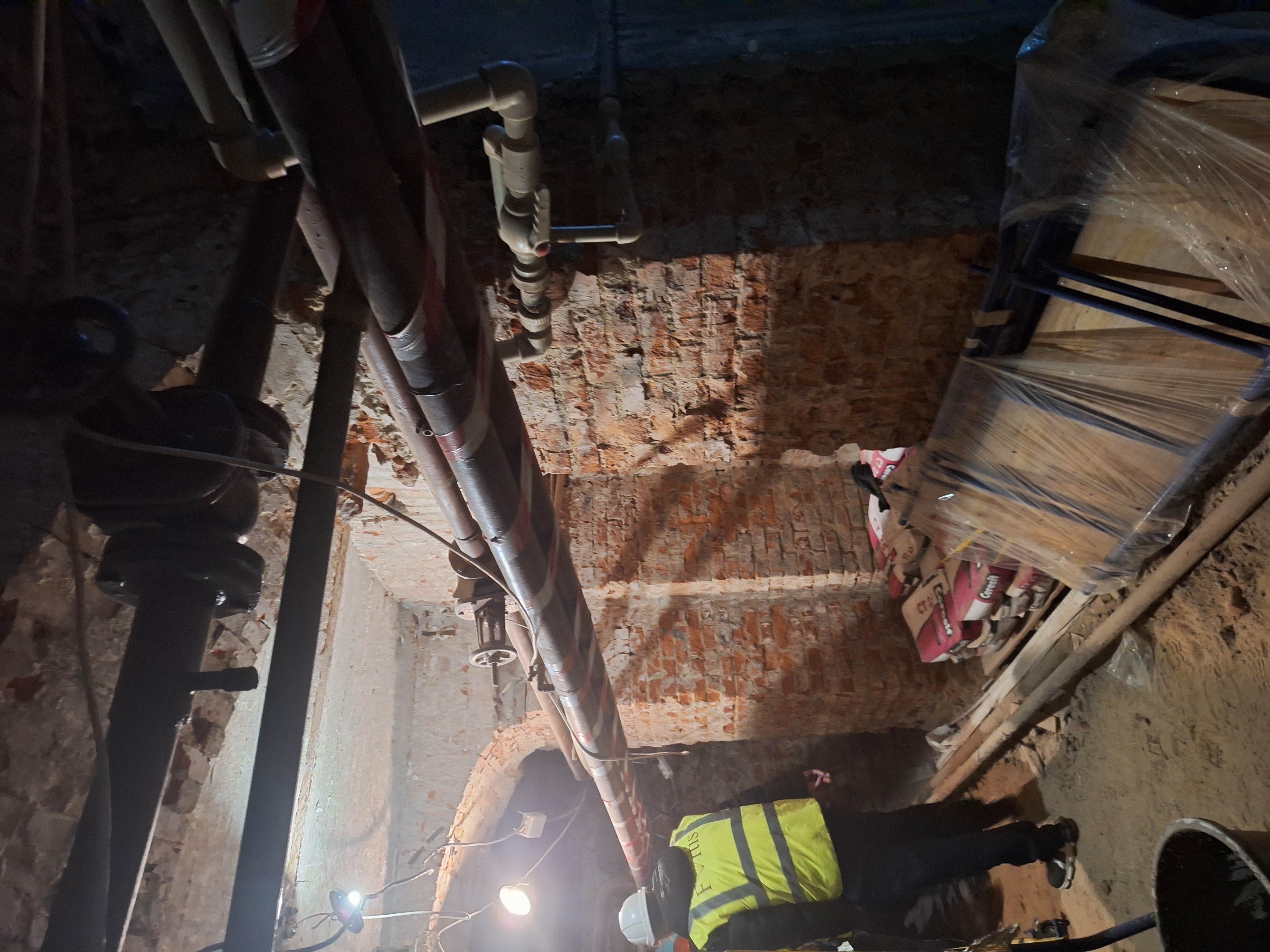 Bild på förlossningskliniken under jord som påminner om en dunkel källare