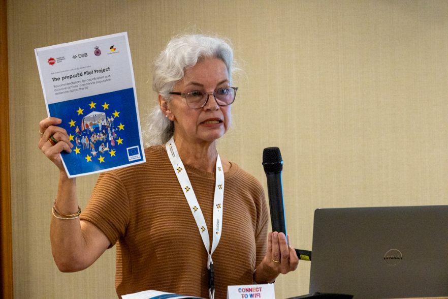 kvinna håller skrift och mikrofon