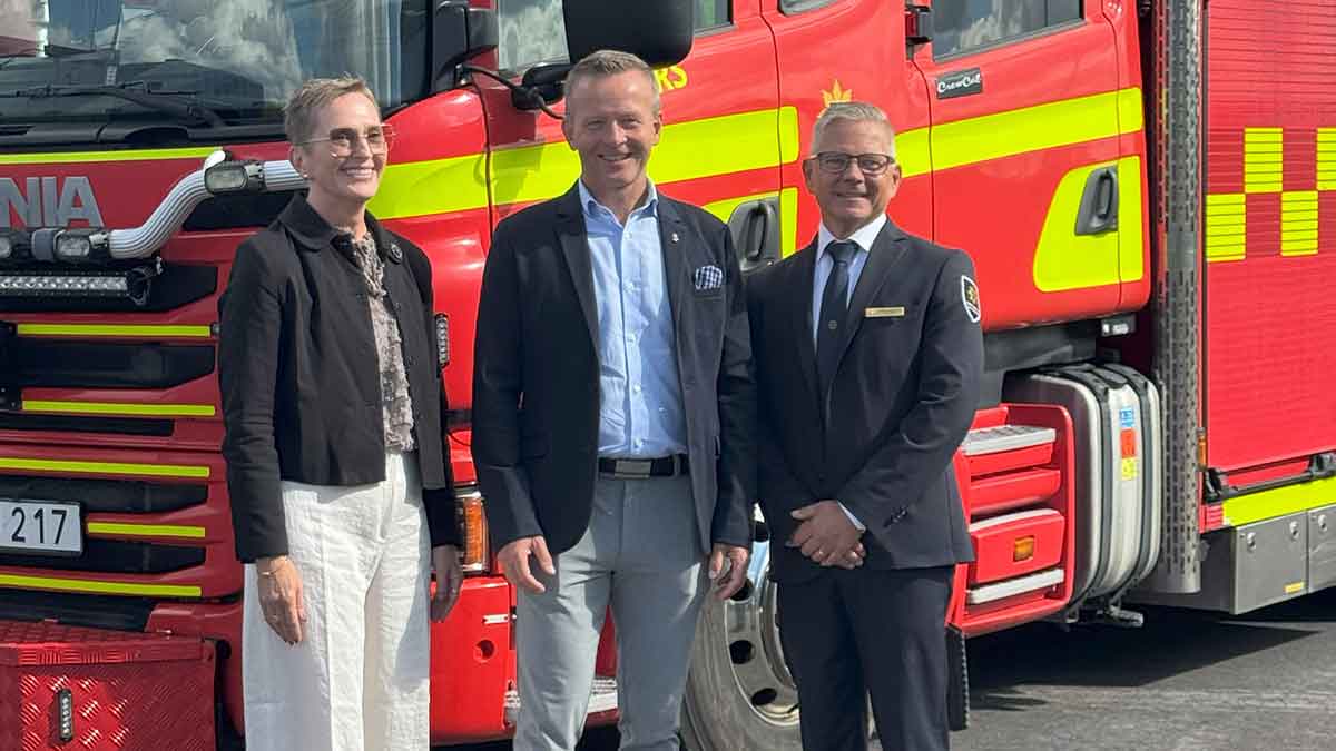 Mari Hultgren, direktionens ordförande RTÖG, GD Mikael Frisell och Ulf Lago förbundsdirektör framför en lastbil.