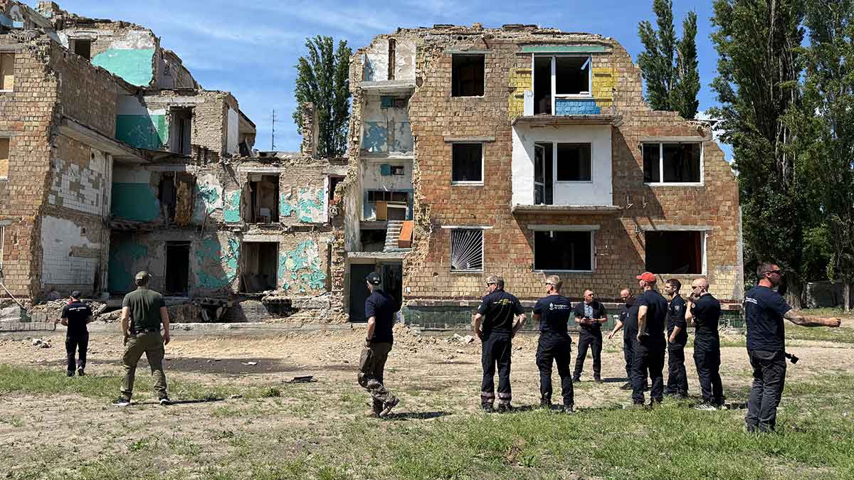 Grupp undersöker en av nedslagsplatserna i Kyjiv.