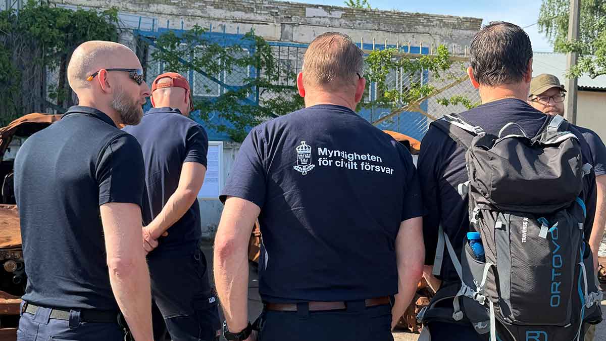 Tre ryggar som visar deltagare från räddningstjänst och Myndigheten för civilt försvar.