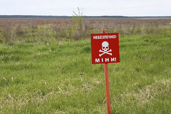 Skylt som varnar för minor.