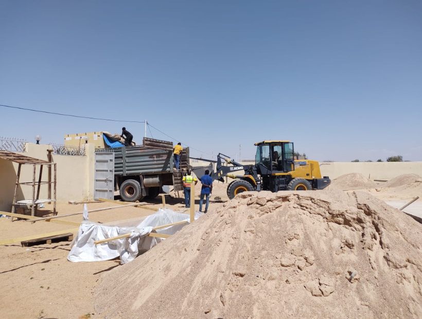 Fyra människor lastar av en släpvagn.