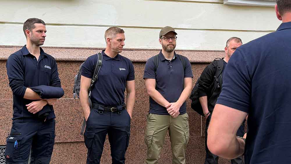 Män på  rad utanför SESU i Ukraina.