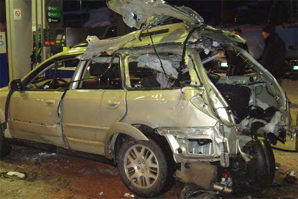 Skadad bil där det är tydligt att något har exploderat i bilens bagageutrymme.