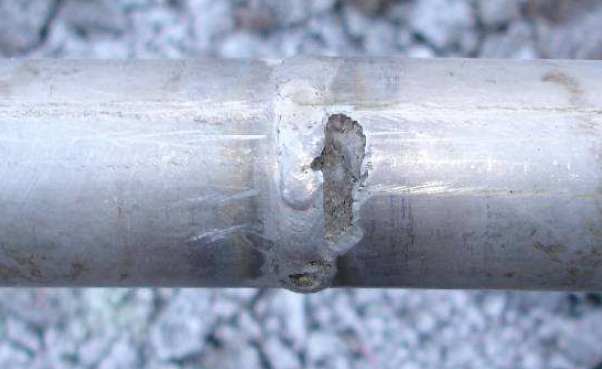 Korrosionsskada i svetsskarven på en rörledning på metangasledning i mark.