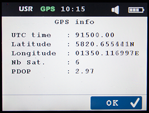 Instrumentet display visar menyn GPS informationcaler och UTC time, latitude, longitude,Nb Sat och PDOP. Längst ned visas en blå ruta med texten OK och en bock.