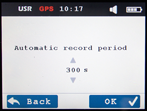 Instrumentet display visar texten automatic record period samt 300 sekunder. Längst ned visas två blå rutor, en med texten Back samt en bakåtpil, den andra med texten OK och en bock.