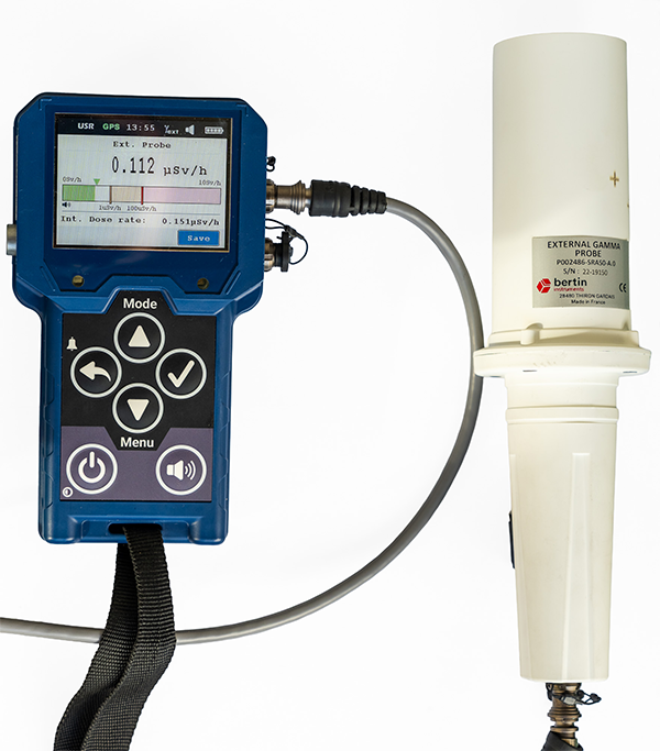 Mätinstrument med tillkopplad extern mätprob för detektering av gammastrålning (γ ). På instrumentets display visas värden för uppmätt nivå som värde och graf. I displayen visa även nuvarande doshastighet för gamma (γ) strålning. 12e