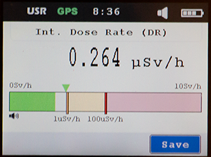 Instrumentet display visas i läget doshastighet (Dose Rate), överst visas statusraden. Nuvarande strålningsvärde visas i sifforform och graf, det som visas är 0.254 mikrosivert per timma (µSv/h). Grafen visar fyra olika färglägen grönt, vitt, gult och rött. En grön triangen med spetsen visa högsta uppmätta värde. Man ser också två lodrätta streck ett gult och ett rött detta markerar instrumentets larmnivåer.