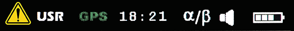 Instrumentet displays statusrad överst på displayen. Det som visa är En gul varningstriangel med ett utropningstecken i mitten, texten USR, Grön markerat text GPS, klocka tim, min, vilka extrn prob som är inkopplad, högtalarsymbol och batterinivå.