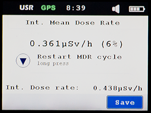 Instrumentet display visas i läget medelvärde för doshastighet under fem minuter (Mean Dose Rate), överst visas statusraden. Nuvarande medelvärde visas i sifferform samt vilken spridning detta värde har i procent. Det som visas är 0.361 mikrosivert per timma (µSv/h) med en spridning på sex procent. En symbol visas för att nollställa medelvärdet och en ny cykel påbörjas. I displayen visa även nuvarande doshastighet för gamma (γ) strålning. Längst ned till höger visas en blå ruta med texten ”Save”